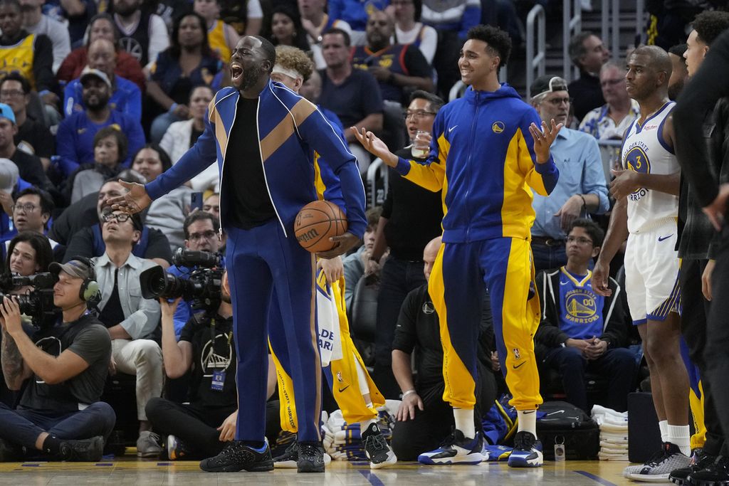 Reaksi forward Golden State Warriors Draymond Green (kiri) yang sedang cedera dalam pertandingan NBA antara Warriors dan Phoenix Suns di San Francisco, Rabu (25/10/2023). 