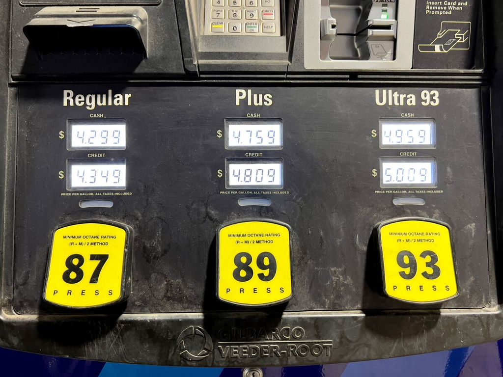 Harga bensin di stasiun pengisian bahan bakar umum di Arlington, Virginia, Amerika Serikat, 8 Maret 2022. 