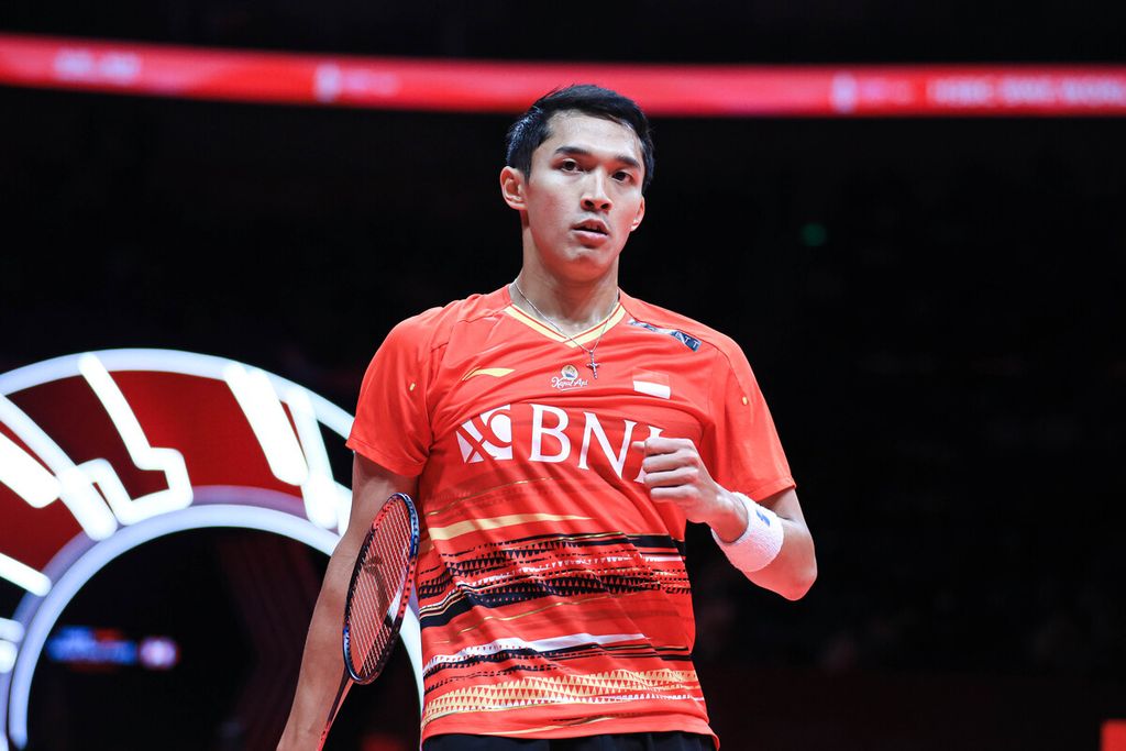Tunggal putra Indonesia, Jonatan Christie, melawan Li Shi Feng (China) dalam pertandingan hari ketiga Grup B turnamen Final BWF di Hangzhou Olympics Sports Center, China, Jumat (15/12/2023). Li mengalahkan Jonatan, 21-13, 21-18.