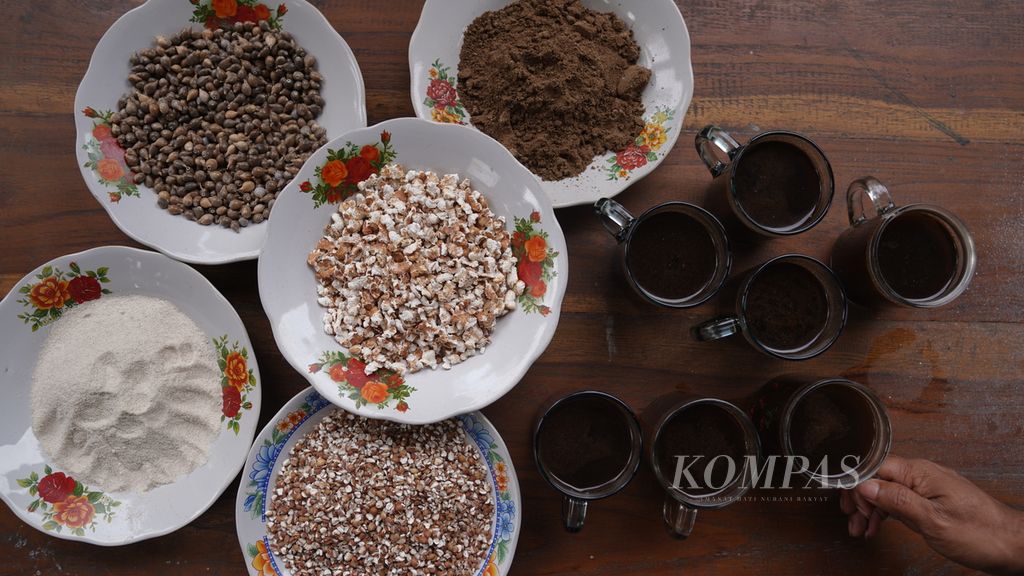 Piring berisi leye, mulai biji hingga yang bubuk di Desa Hoelea, Kecamatan Omesuri, Kabupaten Lembata, Nusa Tenggara Timur, Minggu (13/8/2023). Leye merupakan makanan jenis sorgum. Leye juga bisa dijadikan kopi. Bijinya disangrai kemudian dipipih. Rasanya tawar. 