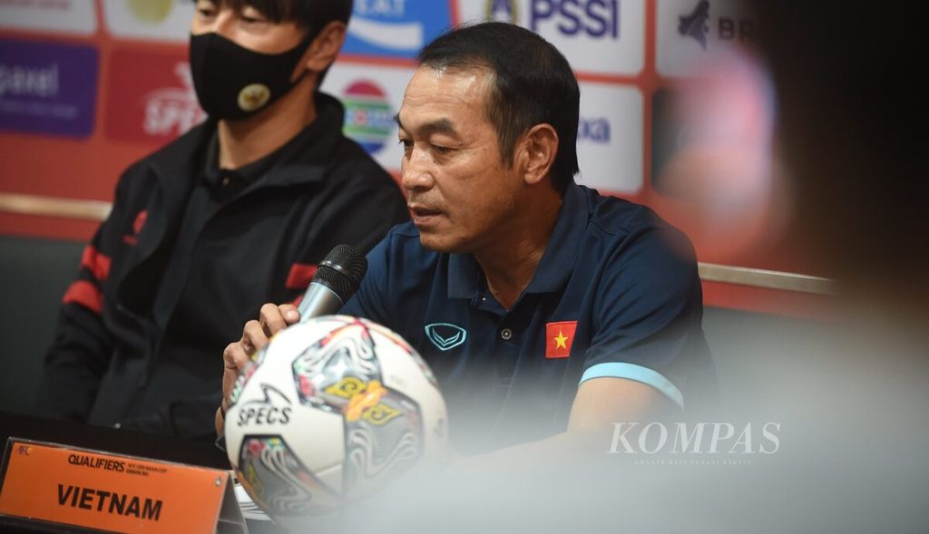 Pelatih Tim Vietnam Dinh The Nam dalam jumpa pers sebelum laga kualifikasi Grup F Piala Asia U-20 2023 di Hotel Platinum, Surabaya, Jawa Timur, Selasa (13/9/2022). 