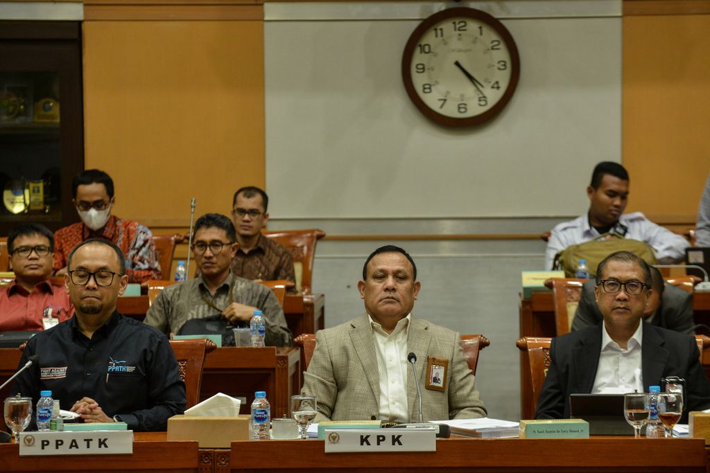Ketua Komisi Pemberantasan Korupsi (KPK) Firli Bahuri bersama Kepala Pusat Pelaporan dan Analisis Transaksi Keuangan Ivan Yustiavandana mendengarkan kesimpulan rapat kerja bersama Komisi III DPR di Kompleks Parlemen, Jakarta, 7 Juni 2023. 