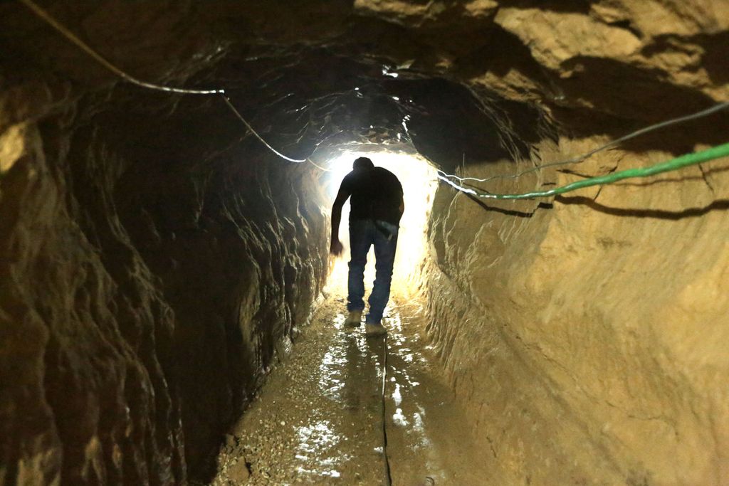 Arsip foto menunjukkan seorang warga Palestina berjalan dari sisi perbatasan Mesir di dalam terowongan yang menghubungkan Jalur Gaza ke Mesir, di Rafah, Kamis (29/11/2012). Jaringan terowongan Hamas di bawah Jalur Gaza menjadi tujuan utama target militer Israel.