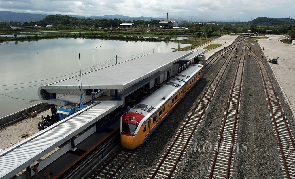 Rangkaian kereta luar biasa (KLB) berhenti di tujuan akhir Stasiun Garongkong, Kabupaten Barru, Sulawesi Selatan, Selasa (10/1/2023). 