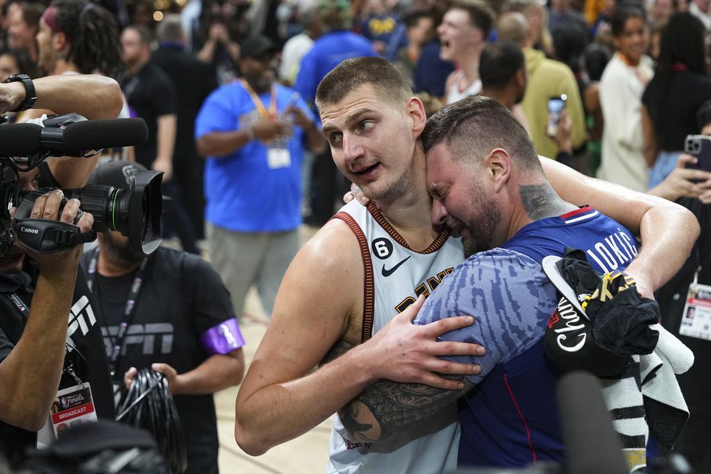 <i>Center</i> Denver Nuggets, Nikola Jokic (tengah), merayakan keberhasilan Nuggets menjadi juara Final NBA, di Ball Arena, Denver, Selasa (13/6/2023) WIB. 