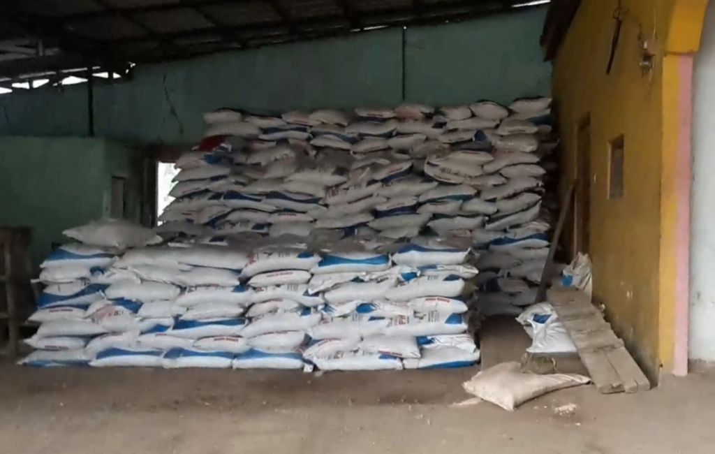 Ratusan karung pupuk subsidi jenis Urea dan NPK Phonska ditimbun di kios milik W di Desa Cibereum, Kecamatan Kertasari, Kabupaten Bandung, Jumat (21/12/2021).