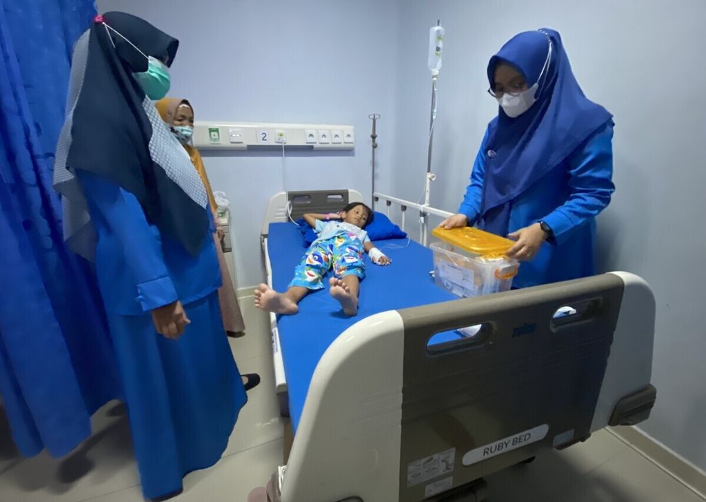 Tenaga kesehatan memeriksa pasien demam berdarah dengue yang dirawat di Rumah Sakit Mitra Siaga, Kabupaten Tegal, Jawa Tengah, Kamis (20/5/2021). 