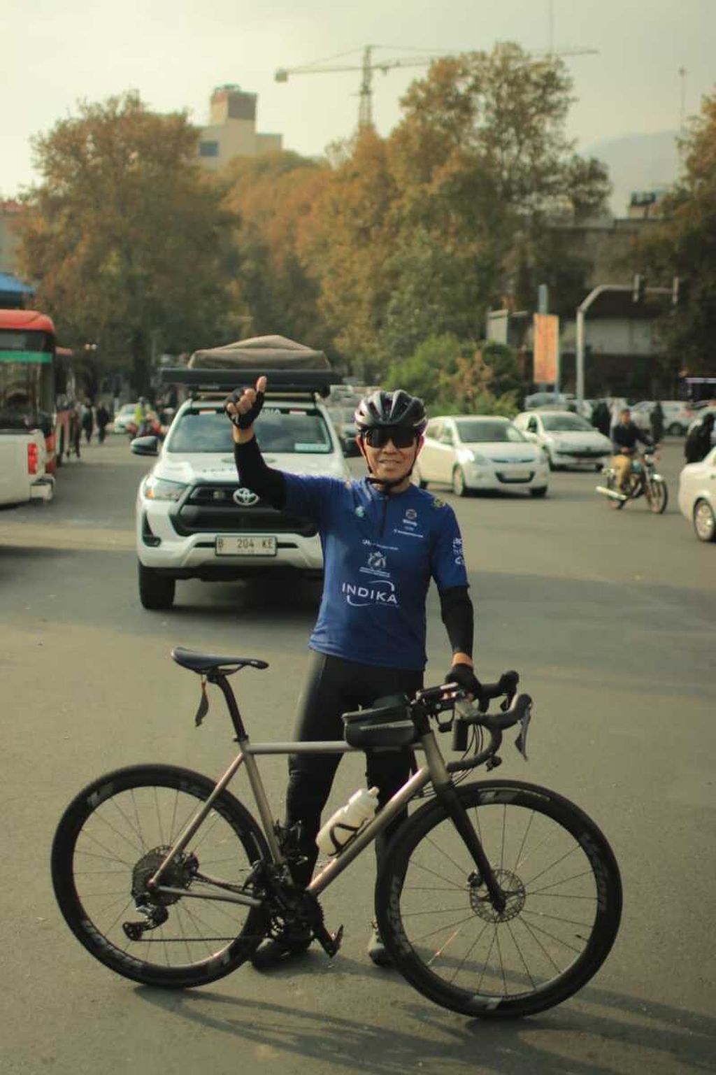 Pesepeda asal Indonesia yang melakukan perjalanan Jakarta-Paris, Royke Lumowa, telah tiba di Teheran, Iran. Royke mengisi berada di salah satu tempat di Kota Teheran.