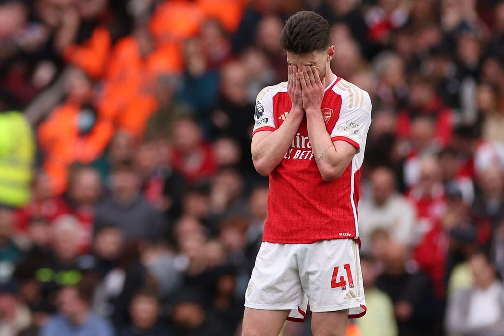Ekspresi kecewa gelandang Arsenal, Declan Rice, usai kalah 0-2 dari Aston VIlla pada laga Liga Inggris di Stadion Emirates, London, Senin (15/4/2024) dini hari WIB. Kekalahan itu membuat peluang juara Arsenal menipis.