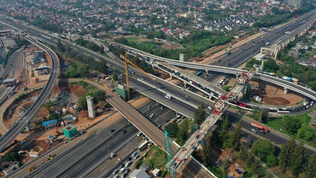 Foto aerial konstruksi LRT Jabodebek yang bersinggungan dengan jalan tol di Simpang Susun Cikunir di Kota Bekasi, Jawa Barat, Rabu (4/12/2019).  