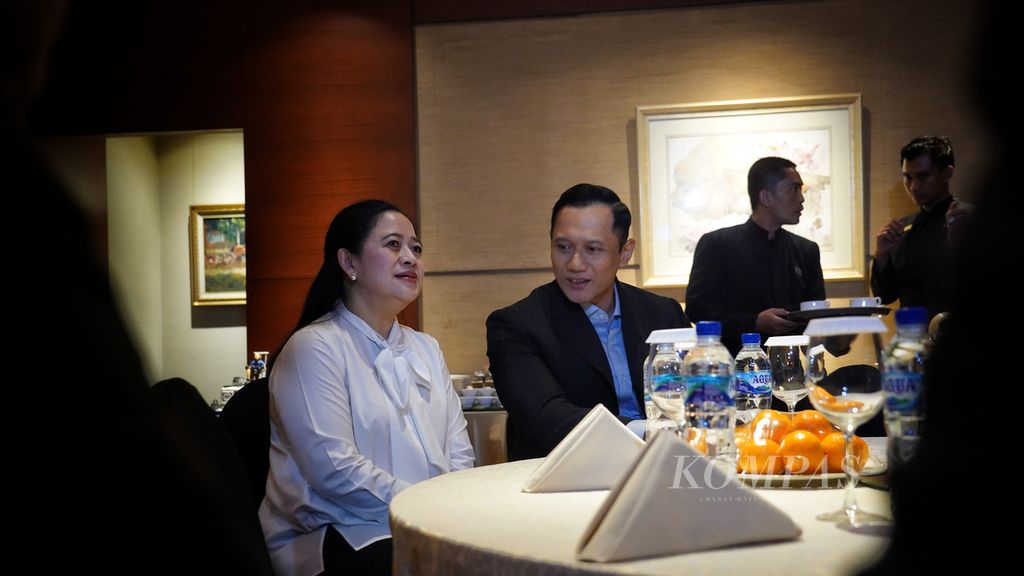 Ketua Umum Partai Demokrat Agus Harimurti Yudhoyono (kanan) bersama Ketua DPP PDI-P Puan Maharani yang hadir sebelum acara Peluncuran Buku Tetralogi Transformasi Agus Harimurti Yudhoyono (AHY) di Djakarta Theater, Jakarta, Kamis (10/8/2023). 