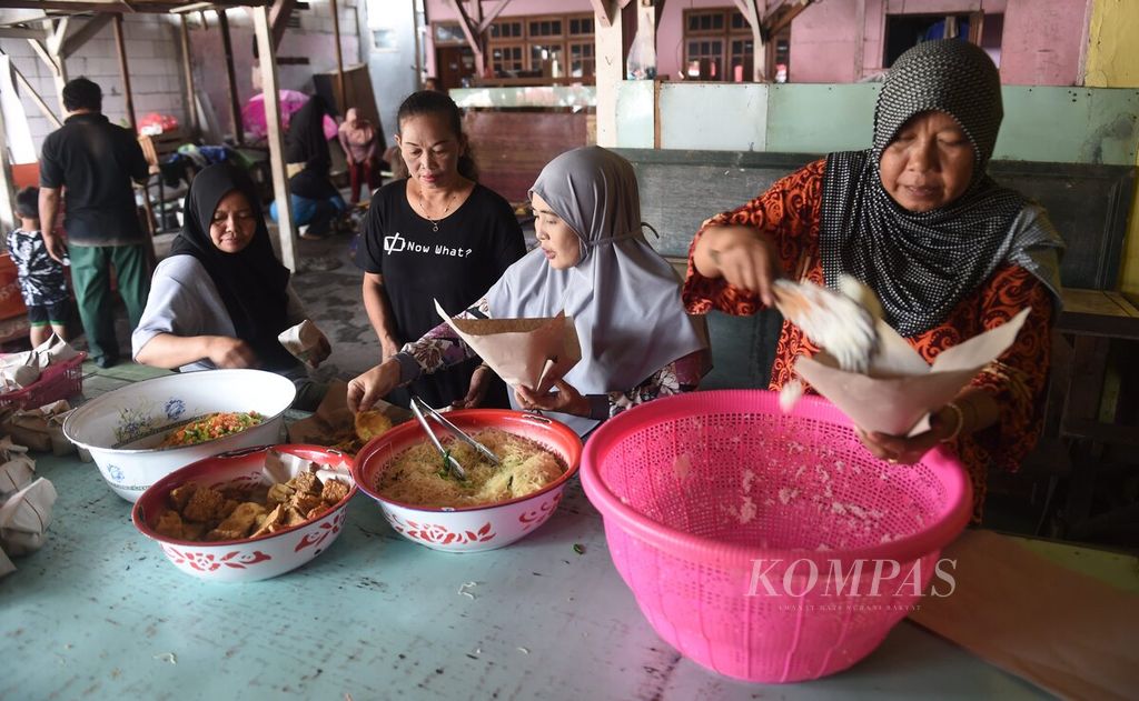 Warga Dusun Semambung menyiapkan nasi bungkus untuk para warga yang terdampak banjir Kali Lamong, Desa Driyorejo, Kecamatan Driyorejo, Kabupaten Gresik, Jawa Timur, Rabu (22/2/2023). 