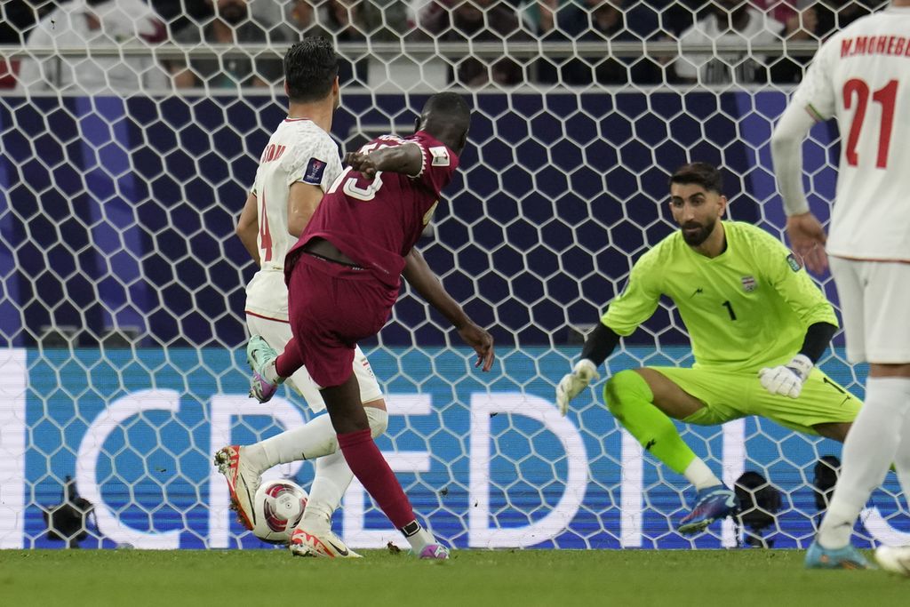 Pemain Qatar, Almoez Ali (tengah), mencetak gol kemenangan timnya ke gawang Iran pada laga semifinal Piala Asia 2023, Rabu (7/2/2024). 