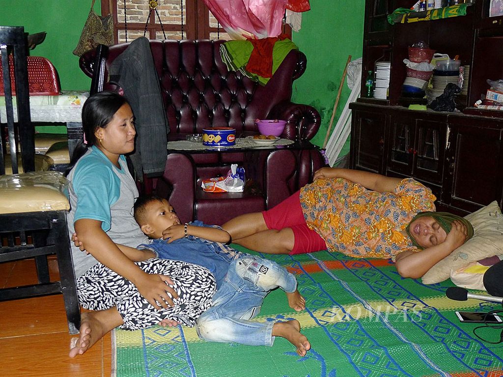 Benah (kanan), ibu Siti Aisyah, berbaring sambil mengobrol dengan kerabatnya di Desa Sindangsari, Kecamatan Pabuaran, Kabupaten Serang, Banten, Minggu (19/2). Siti ditangkap di Malaysia karena diduga terlibat dalam kasus pembunuhan Kim Jong Nam.