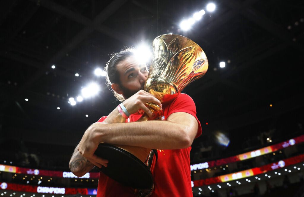 Pebasket Spanyol, Ricky Rubio, mencium trofi setelah timnya menjuarai Piala Dunia FIBA 2019 di Wukesong Sport Arena, Beijing, Minggu (15/9/2019) malam waktu setempat. 