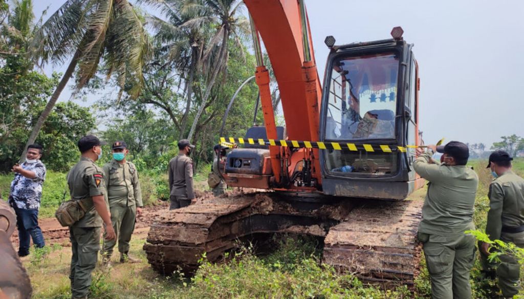 Satuan Polisi Pamong Praja Kabupaten Tangerang menghentikan aktivitas galian tanah yang membahayakan warga di Kabupaten Tangerang, Banten.
