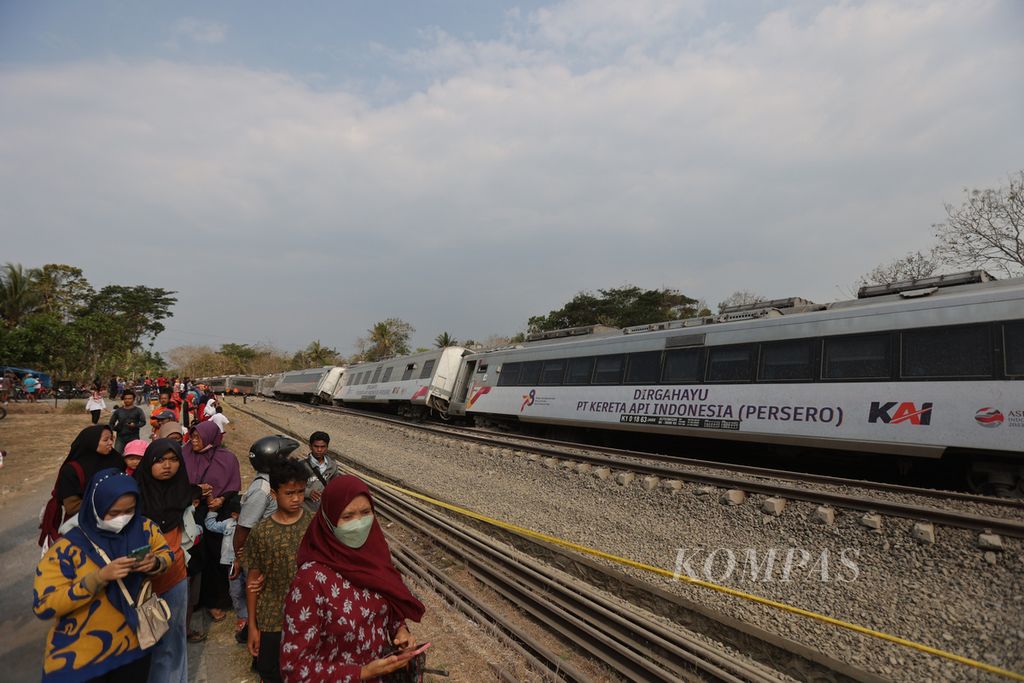 Sejumlah gerbong KA Argo Semeru miring setelah rangkaian kereta itu anjlok di Dusun Kalimenur, Desa Sukoreno, Sentolo, Kulon Progo, Selasa (17/10/2023). 