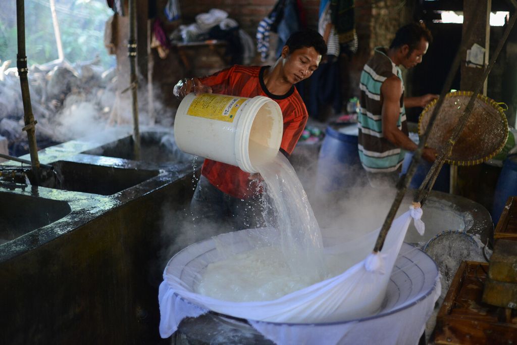 Pekerja membuat tahu di industri yang air limbahnya dimanfaatkan untuk gas di Dusun Gilingan, Desa Urutsewu, Ampel, Boyolali, Jawa Tengah, Sabtu (20/6/2020). Limbah tahu juga bisa digunakan untuk pembuatan kertas.
