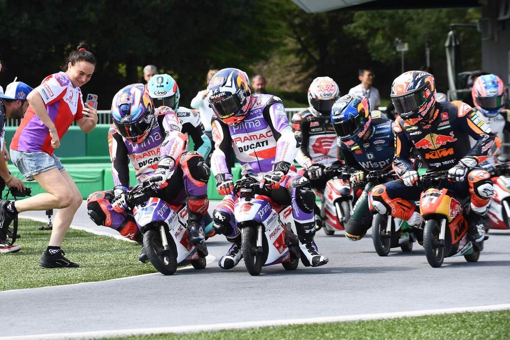 Para pebalap MotoGP berpastisipasi dalam acara balapan sepeda motor mini menjelang balapan MotoGP seri Jepang di Sirkuit Motegi, Prefektur Tochigi, Kamis (28/9/2023). 