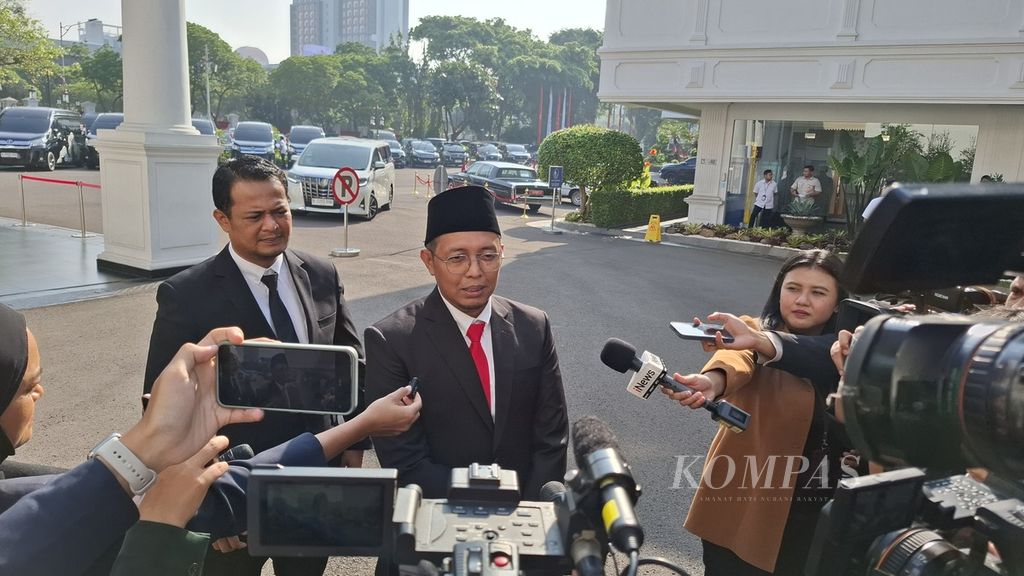 Pendiri lembaga survei Cyrus, Hasan Nasbi, akan diangkat menjadi Kepala Badan Komunikasi Kepresidenan, tiba di Istana Kepresidenan Jakarta, Senin (19/8/2024). 