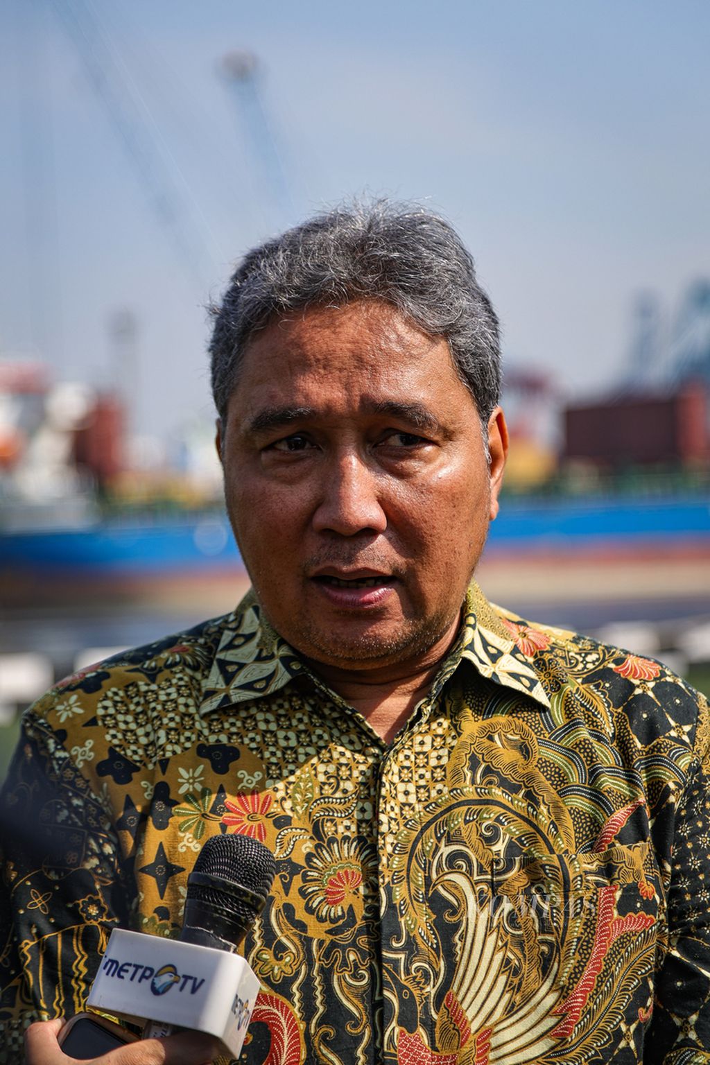 Direktur Jenderal Kebudayaan Kementerian Pendidikan, Kebudayaan, Riset, dan Teknologi (Kemendikbudristek) Hilmar Farid di dermaga Komando Lintas Laut Militer (Kolinlamil), Jakarta, Senin (15/7/2024). 