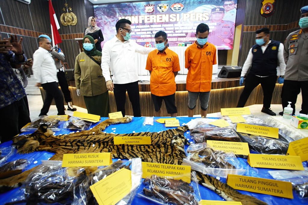 Dua tersangka dihadirkan dalam konferensi pers kasus perdagangan bagian tubuh harimau, di Banda Aceh, Senin (22/1/2024). 
