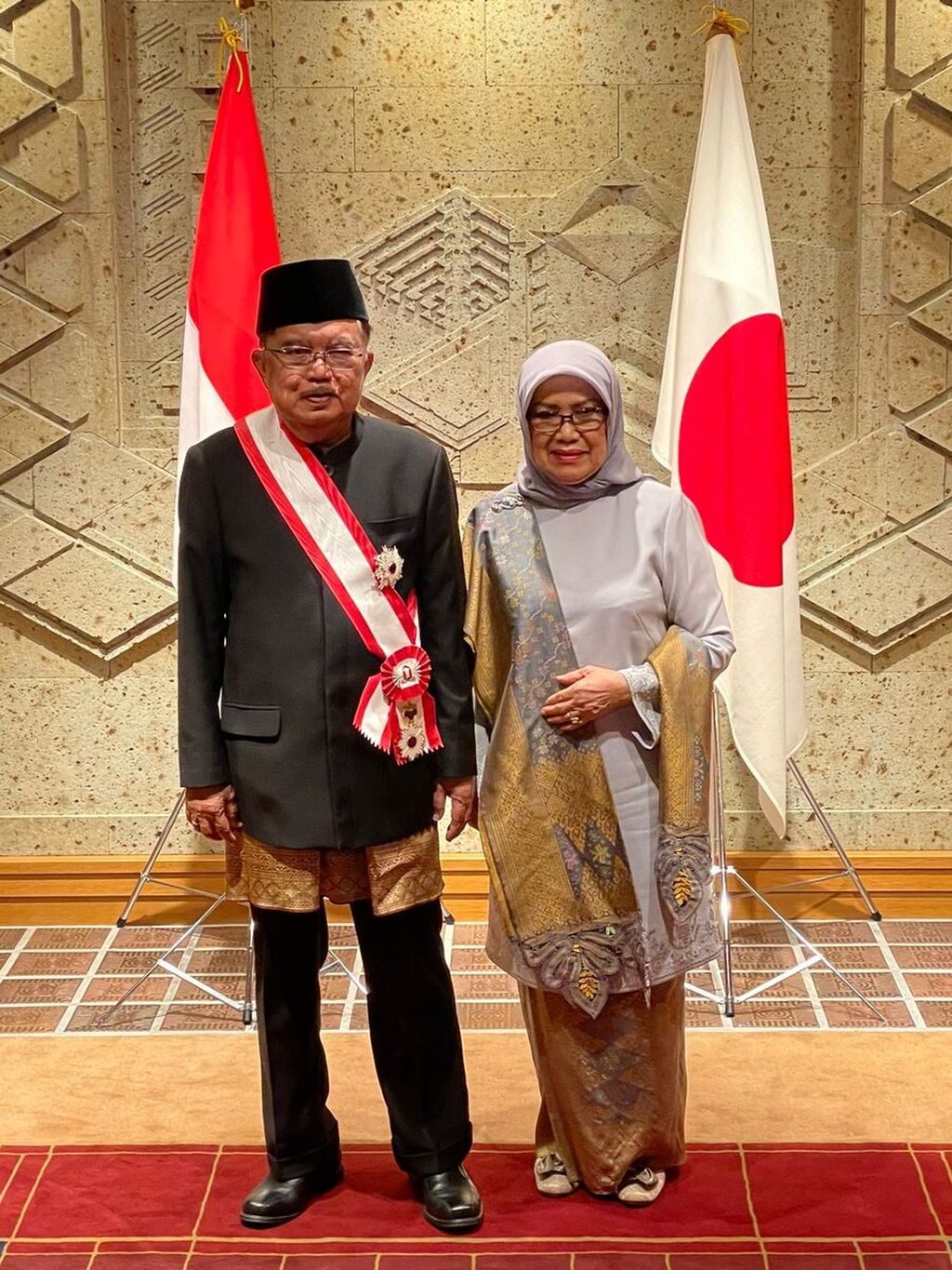 Jusuf Kalla seusai menerima penghargaan dari Kaisar Jepang, Selasa (10/5/2022), didampingi Nyonya Mufidah. Busana yang dipakai Jusuf Kalla dibuat perancang Didiet Maulana hanya dalam waktu sekitar 24 jam.