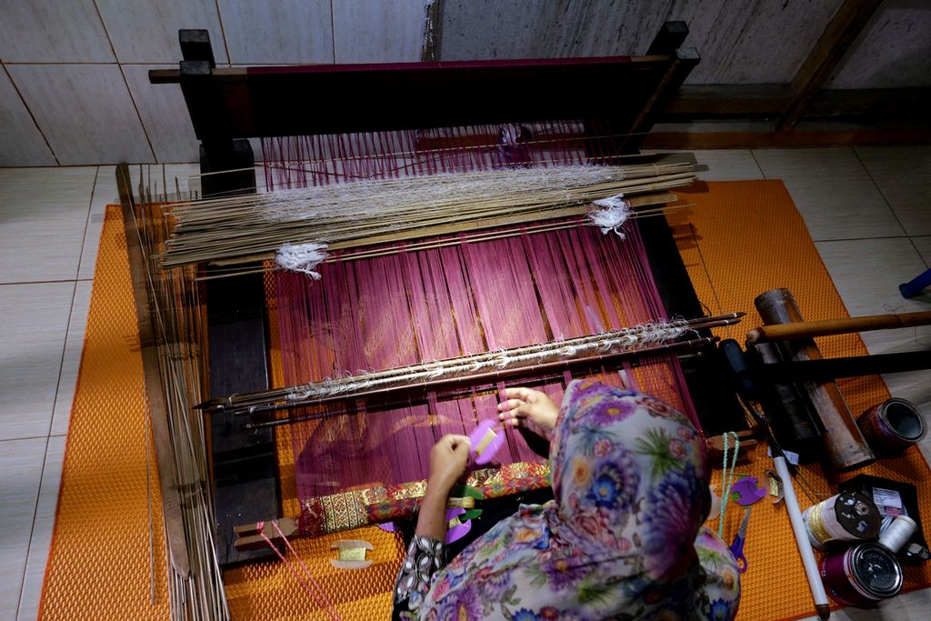 Penenun songket, Cek Ery (54), sedang menyelesaikan songket limar pesanan butik dari Jambi di belakang rumahnya di kawasan Ki Gede Ing Suro, Palembang, Sumatera Selatan, Rabu (13/1/2021).