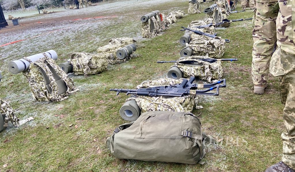 Perlengkapan tentara Ukraina untuk mengikuti latihan dasar perang darat, Jumat (1/12/2023), di Inggris selatan. Latihan itu bagian dari Operasi Interflex, program Inggris untuk mempersiapkan pasukan infanteri Ukraina. Inggris menggandeng 10 negara dalam Operasi Interflex.