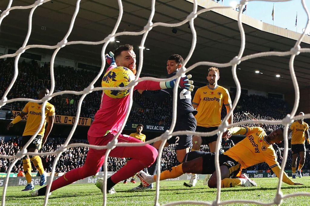 Penyerang Tottenham Hotspur, Brennan Johnson, mencetak gol pertama pada pertandingan Liga Inggris antara Wolverhampton Wanderers dan Tottenham di Stadion Molineux, Wolverhampton, Inggris, Sabtu (11/11/2023). Wolves mengalahkan Tottenham, 2-1. 