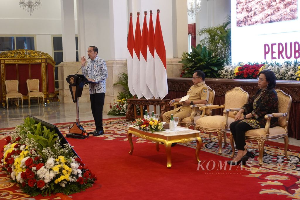 Presiden Joko Widodo saat memberikan pengarahan kepada para penjabat kepala daerah se-Indonesia di Istana Negara, Jakarta, Senin (30/10/2023).