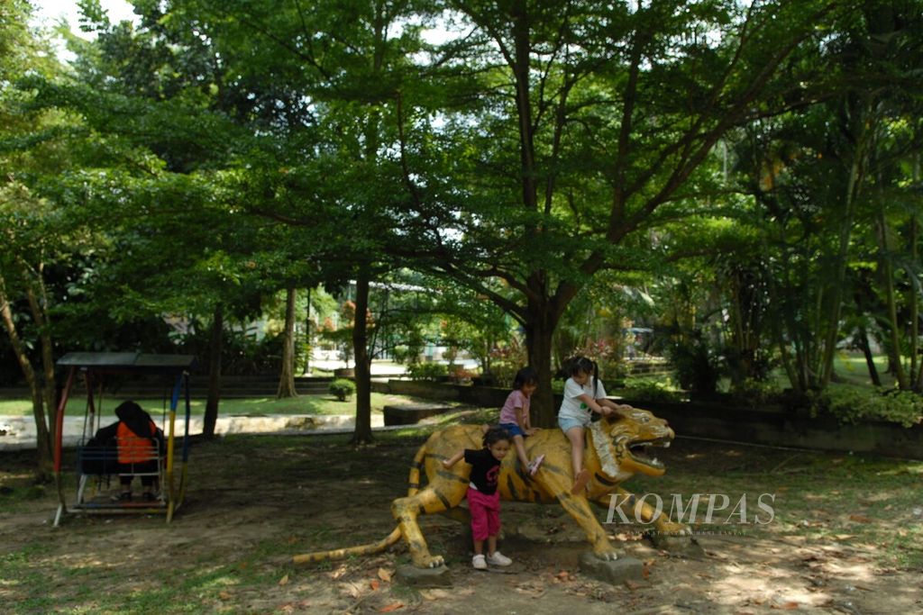 Anak-anak bermain di Taman Remaja Kota Jambi, Rabu (7/2/2024).