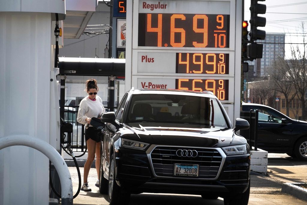 Harga bahan bakar tampak di sebuah stasiun pengisian bahan bakar untuk umum (SPBU) di Chicago, Illinois, Amerika Serikat, Selasa (12/3/2024). Harga bahan bakar di AS naik 3,8 persen pada Februari 2024 setelah turun 3,3 persen pada bulan sebelumnya. 