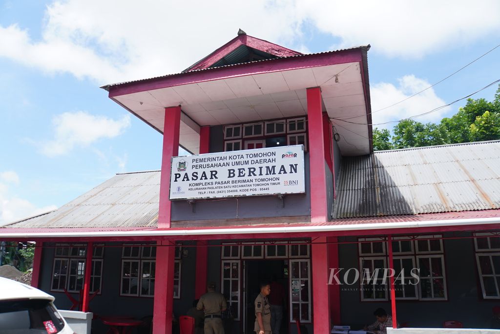 Gedung kantor Perusahaan Daerah Pasar Beriman Wilken, Tomohon, Sulawesi Utara, Selasa (25/7/2023). Pemerintah Kota Tomohon telah melarang penjualan daging anjing dan kucing sejak Jumat (21/7/2023) berdasarkan kesepakatan dengan sebuah lembaga swadaya masyarakat internasional.