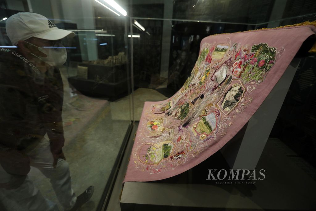 Karya seni tekstil dan koleksi kain batik Museum Nasional, Jakarta, ditampilkan dalam pameran bertajuk Pola di museum tersebut, Selasa (4/10/2022). Kedutaan Besar Polandia di Jakarta menggelar pameran seni tekstil kontemporer untuk merayakan hubungan negara itu dengan Indonesia dan mempromosikan budaya kedua bangsa. 