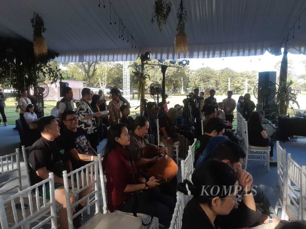 Para jurnalis menyimak keterangan yang disampaikan saat konferensi pers KAWS: Holiday di Yogyakarta, Jumat (18/8/2023).