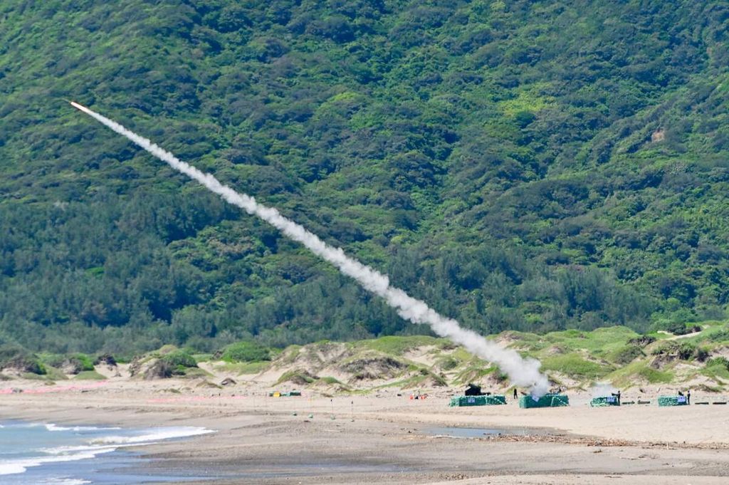  Sebuah kendaraan militer Taiwan menembakkan rudal buatan AS, Avenger, dalam latihan di Pingtung, Taiwan, 4 Juli 2023. 