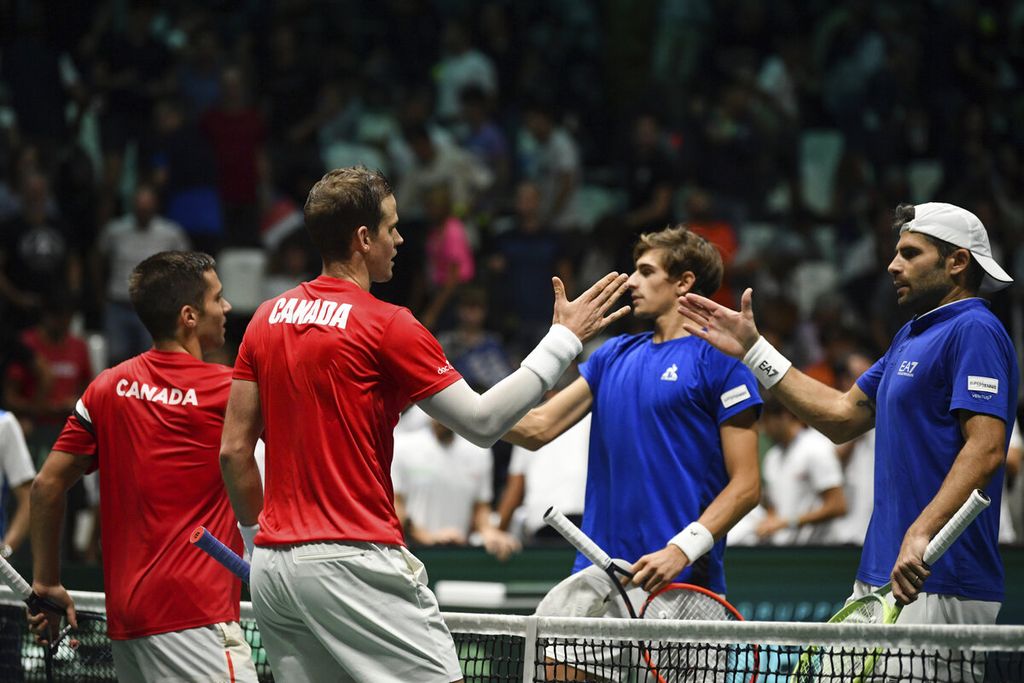 Kanda tennis players Alexis Galarneau and Vasek Pospisil shake hands with Italian tennis players Simone Bolelli and Matteo Arnaldi after the Davis Cup final group stage match on Wednesday (9/13/2023) .
