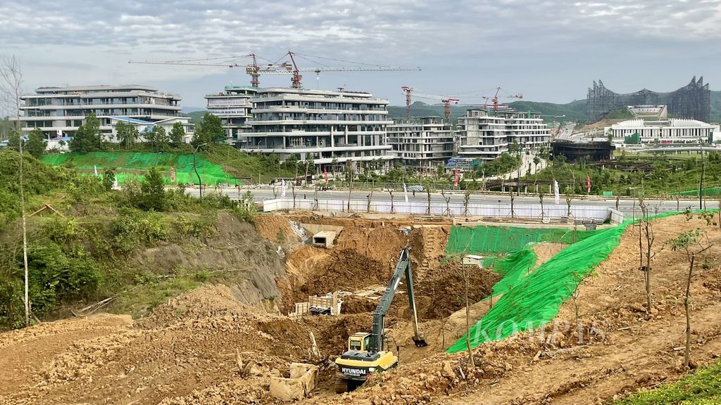 Alat berat mengeruk tanah untuk pembangunan gedung pemerintahan dan fasilitas pendukung di Ibu Kota Nusantara, Selasa (13/8/2024). Hingga saat ini, ada 55 investor masuk ke IKN.