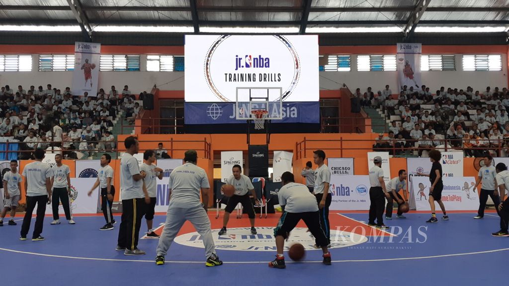 Ilustrasi latihan bola basket. Para guru olahraga dilatih Tim Jr. NBA di GOR Satria, Purwokerto, Banyumas, Jawa Tengah, Sabtu (29/9/2018). 
