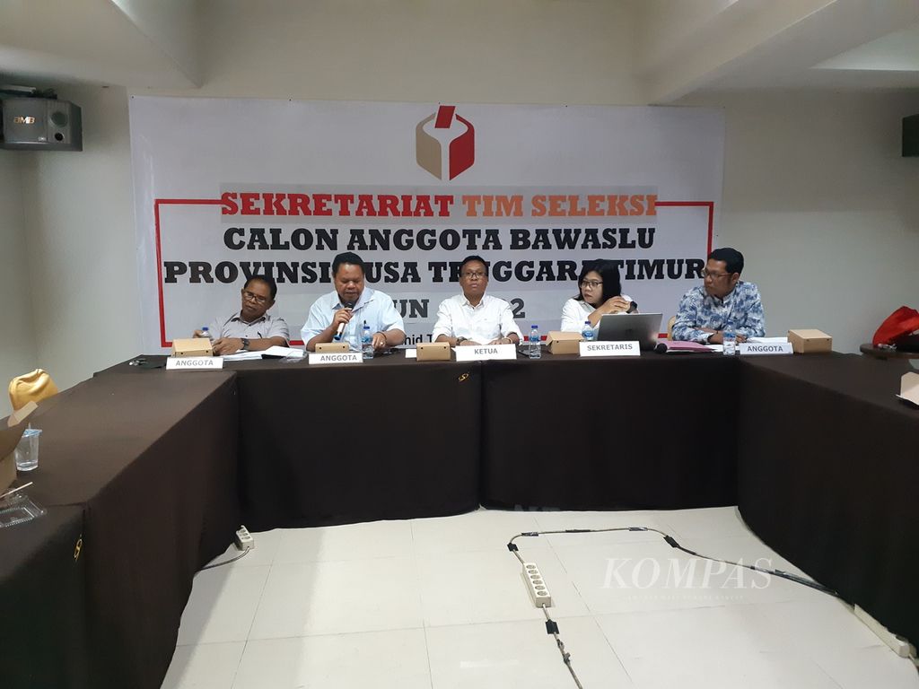 Suasana konferensi pers tim seleksi Bawaslu Provinsi Nusa Tenggara Timur yang berlangsung di Kota Kupang pada Rabu (13/7/2022).