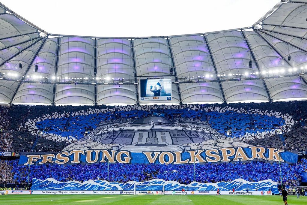 Penggemar Hamburger SV membentangkan spanduk raksasa bertuliskan &quot;Benteng Volkspark&quot; di Volksparkstadion menjelang laga divisi dua Bundesliga Hamburger SV vs FC St Pauli di Hamburg, Jerman, Jumat (3/5/2024). 