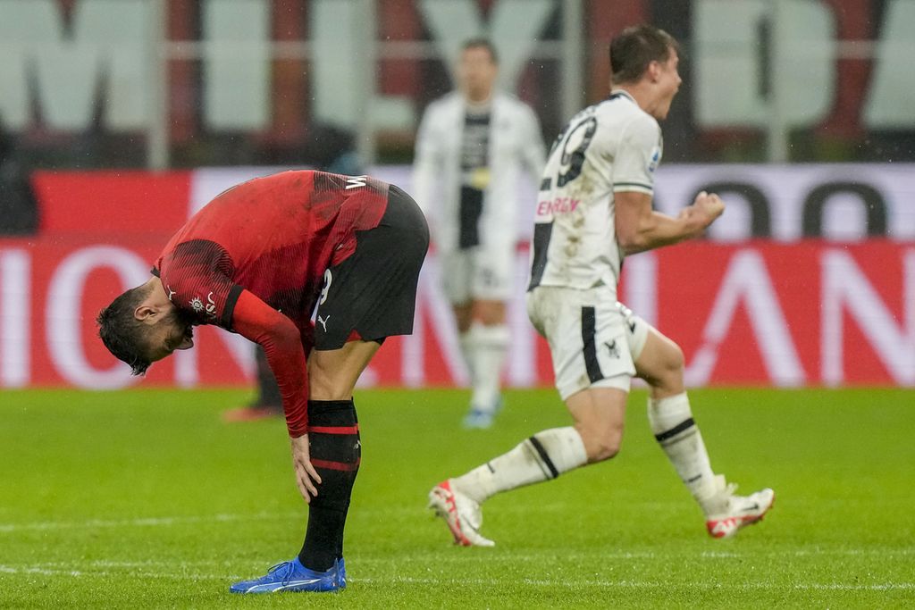 Reaksi striker AC Milan Olivier Giroud (kiri) setelah kalah 0-1 dari Udinese pada laga Serie A, Minggu (5/11/2023) dini hari WIB.