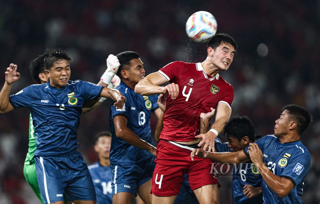 Pemain timnas Indonesia, Elkan Baggott, berebut bola dengan pemain Brunei Darussalam pada laga kualifikasi Piala Dunia 2026 di Stadion Utama Gelora Bung Karno, Senayan, Jakarta Pusat, Kamis (12/10/2023). Indonesia menang 6-0. 