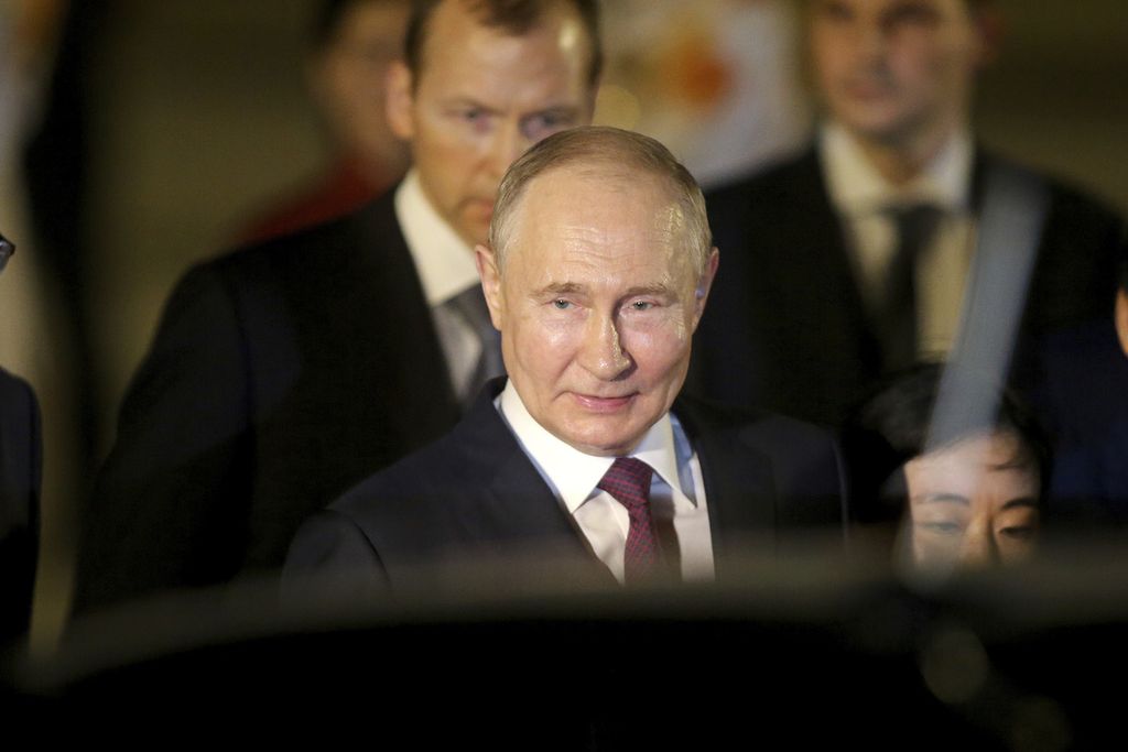 Presiden Rusia Vladimir Putin tiba di Bandara Internasional Noi Bai di Hanoi, Vietnam, 20 Juni 2024.