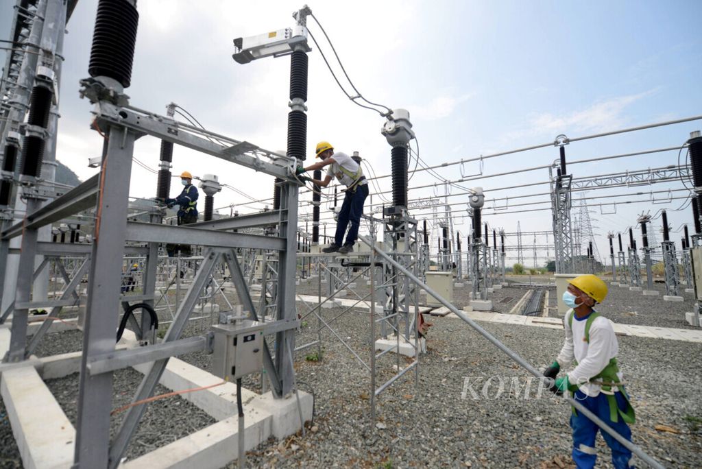 Pekerja menyelesaikan pembangunan gardu induk proyek pembangunan Pembangkit Listrik Tenaga Air (PLTA) Jatigede di Kabupaten Sumedang, Senin (27/9/2021). Saat ini, pembangunan PLTA Jatigede dengan kapasitas 2×25 MW sudah mencapai 88,33 persen. PLTA ini memanfaatkan air dari Waduk Jatigede sebagai pendorong turbinnya.