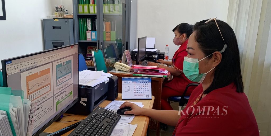 Petugas mengaudit penggunaan antibiotik di ruang Komite Pengendalian Resistensi Antimikroba RS Mardi Rahayu, Kudus, Jawa Tengah, Februari 2024.