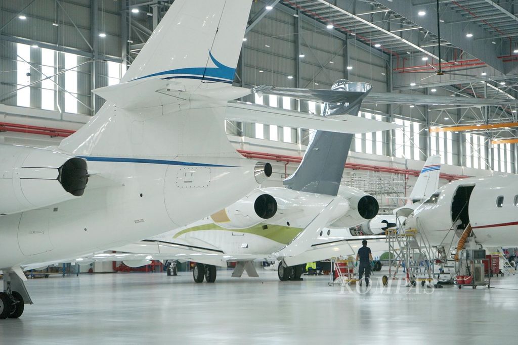 Technicians are monitoring the maintenance and repair work of business jets carried out at the ExecuJet MRO Services Malaysia hangar facility on Thursday (2/5/2024) at Subang Airport, Selangor, Malaysia. Currently, this facility employs 84 workers and continues to grow to around 100 personnel by the end of 2024.
