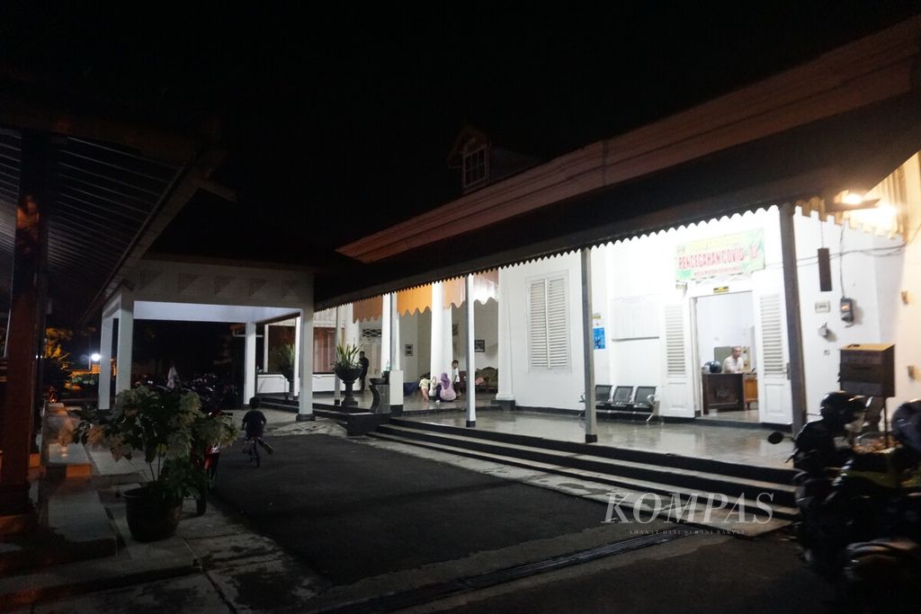 Suasana malam di kompleks Kantor Kecamatan Banyumas yang merupakan pusat Kota Lama Banyumas, Jawa Tengah, Sabtu (25/2/2023) malam.