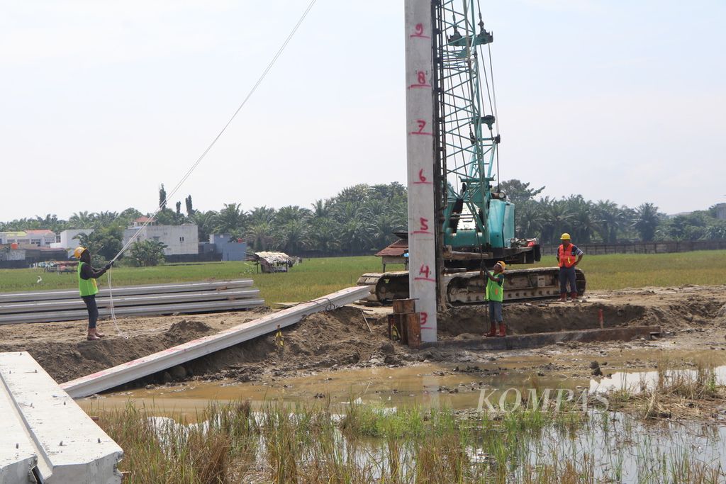 Pekerja beraktivitas di proyek pembangunan Kolam Retensi Selayang di Kota Medan, Sumatera Utara, Jumat (6/10/2023). 
